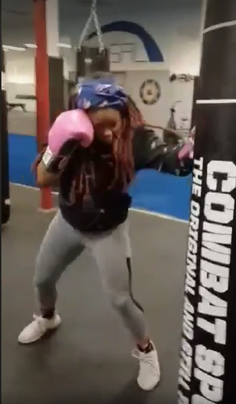 Akiesha Barnes entrenando en el gimnasio de Boxeo