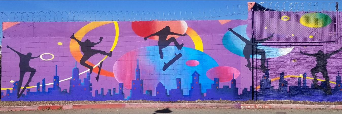 Mural vibrante del parque de patinaje REACH que representa a patinadores sobre un fondo morado brillante con formas coloridas.
