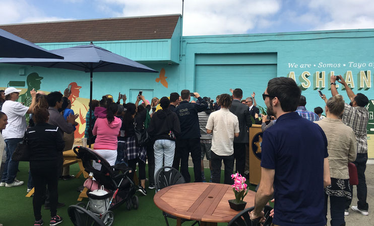 Celebración de inauguración del nuevo mural en el edificio Pacific Apparel