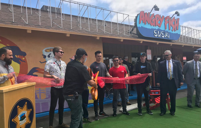 Ceremonia de inauguración del mural de Angry Fish