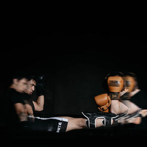 To personer i kampsportutstyr midt i en kamp – two people in martial arts gear engaged in a match