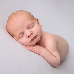 Nyfødt baby sover fredelig på siden.