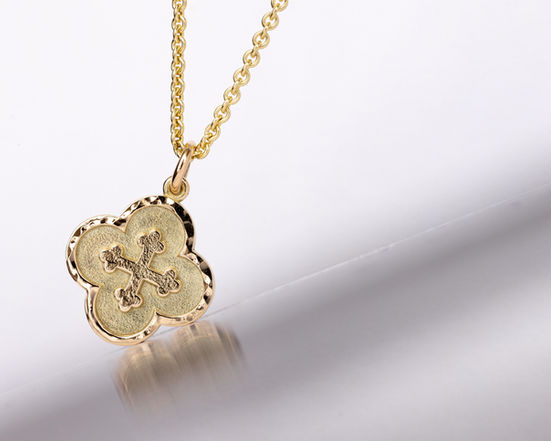 Gullkjede med firekløveranheng