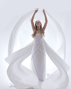 Unikt portrett av kvinne i hvitt, flytende stoff