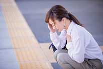 駅のホーム 体調不良の女性