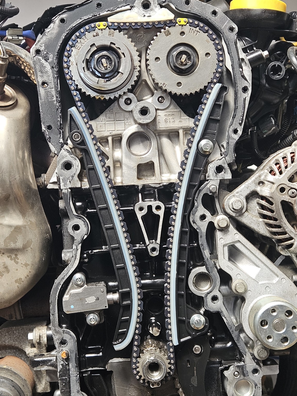 Timing chain and camshaft sprockets during mechanical repair