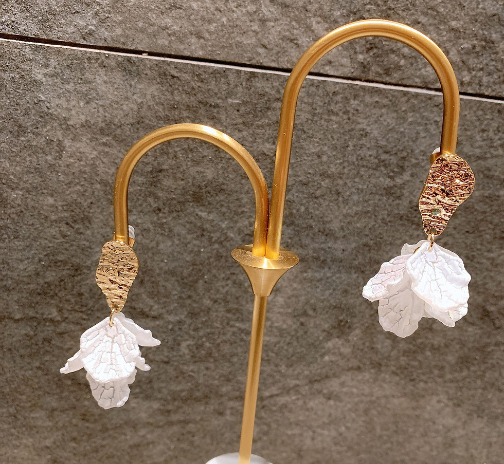 縮圖：White petals gold plate drop earrings (ME_3)