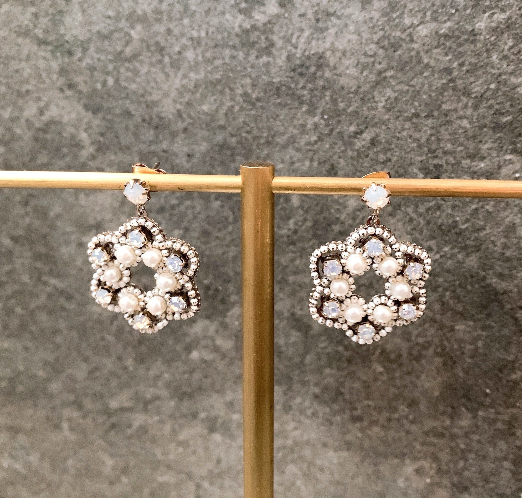 Elegant flower stud earrings with sparkle beads (ME_30)
