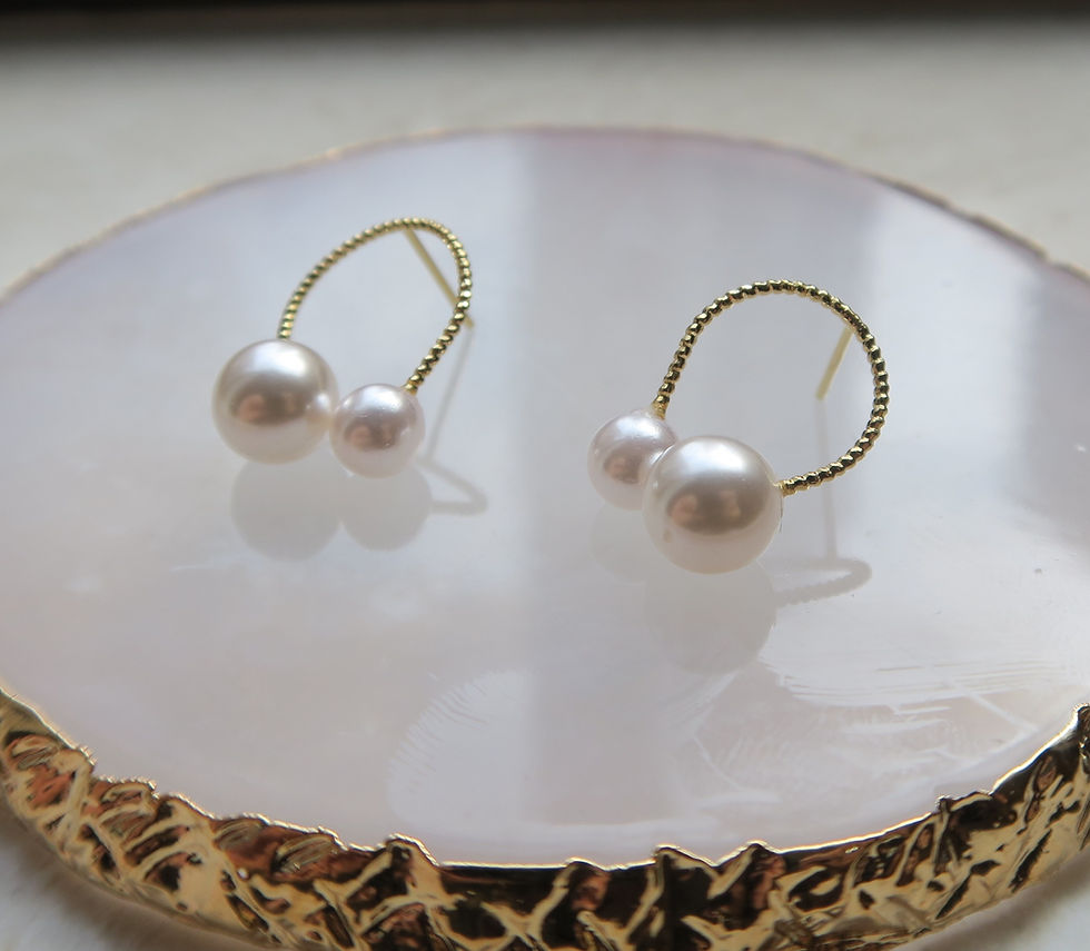 Thumbnail: Simple horse shoe shape with pearls earrings (E7)
