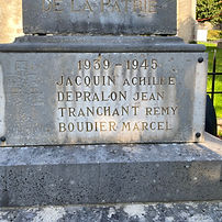 Monument aux morts, devant l'église Notre Dame, place du champ de Foire