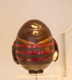 Oeuf de pâques à l'éfigie du joueur de rugby aux couleurs du stade toulousain de chez la compagnie du chocolat