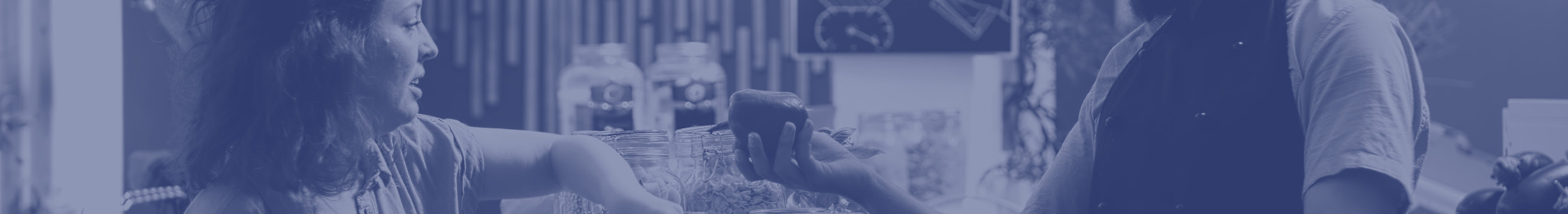 commercant-epicerie-aide-son-client_edit