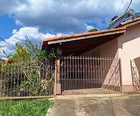 ALUGA-SE CASA COM 3 QUARTOS NO CENTRO DE DELFIM MOREIRA MG