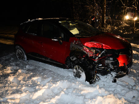 FF Esternberg zu Verkehrsunfall alarmiert, nachdem KFZ durch Eisglätte gegen Baum geschlittert war