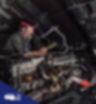 Mitarbeiter arbeitet an Lkw Motor
