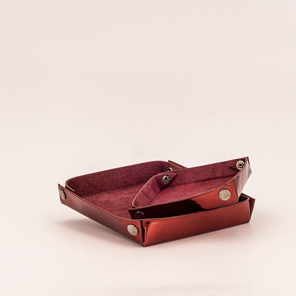 LAVACA Key Tray: Quadratische Leder-Ablageschale mit Druckknöpfen an den Ecken.