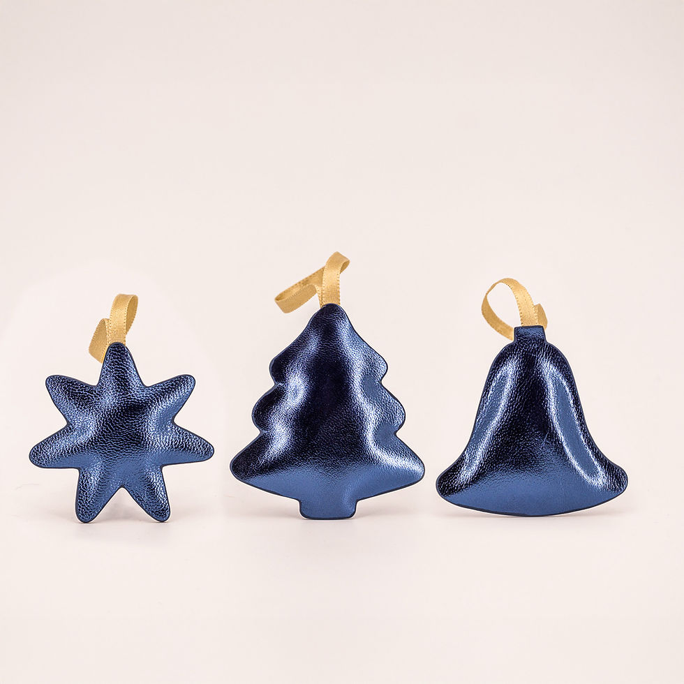 3er-Set Leder-Ornamente (Stern, Baum, Glocke) mit goldenem Satinband.