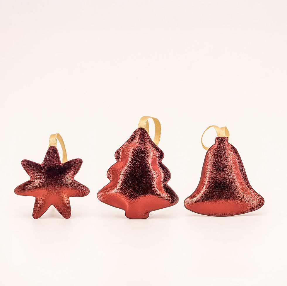 3er-Set Leder-Ornamente (Stern, Baum, Glocke) mit goldenem Satinband.