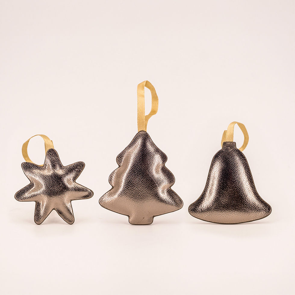 3er-Set Leder-Ornamente (Stern, Baum, Glocke) mit goldenem Satinband.