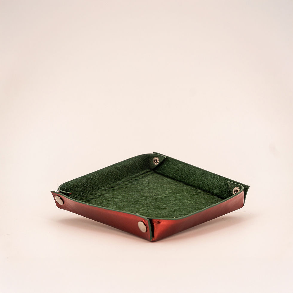 LAVACA Key Tray: Quadratische Leder-Ablageschale mit Druckknöpfen an den Ecken.