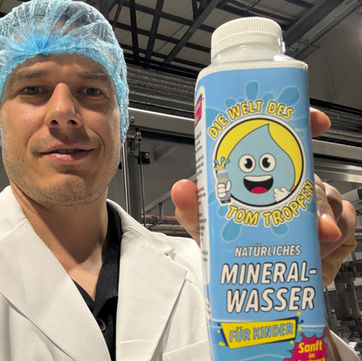 Water Sommelier Timo Bausch with Tom Tropfen mineral water