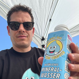 Timo Bausch with Tom Tropfen mineral water