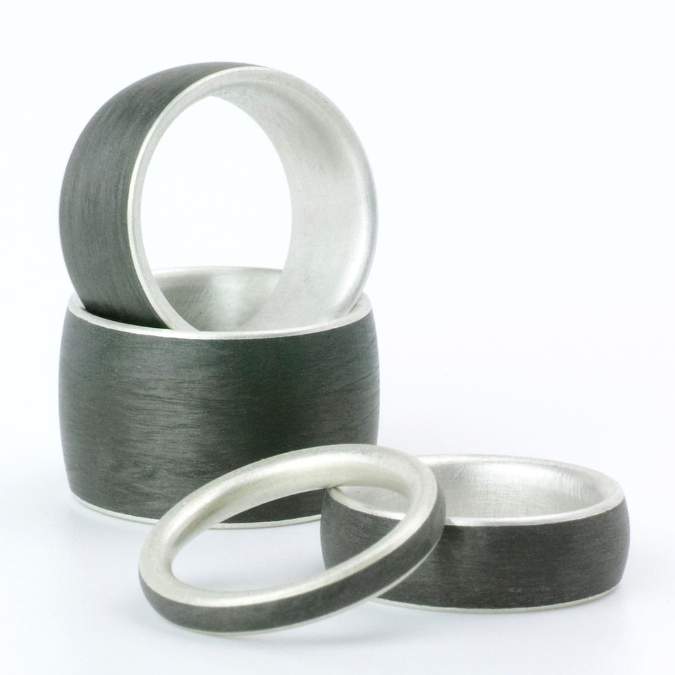 Miniaturbild: Carbon Ringe mit Silber, Gold oder Titan - ovaler Querschnitt