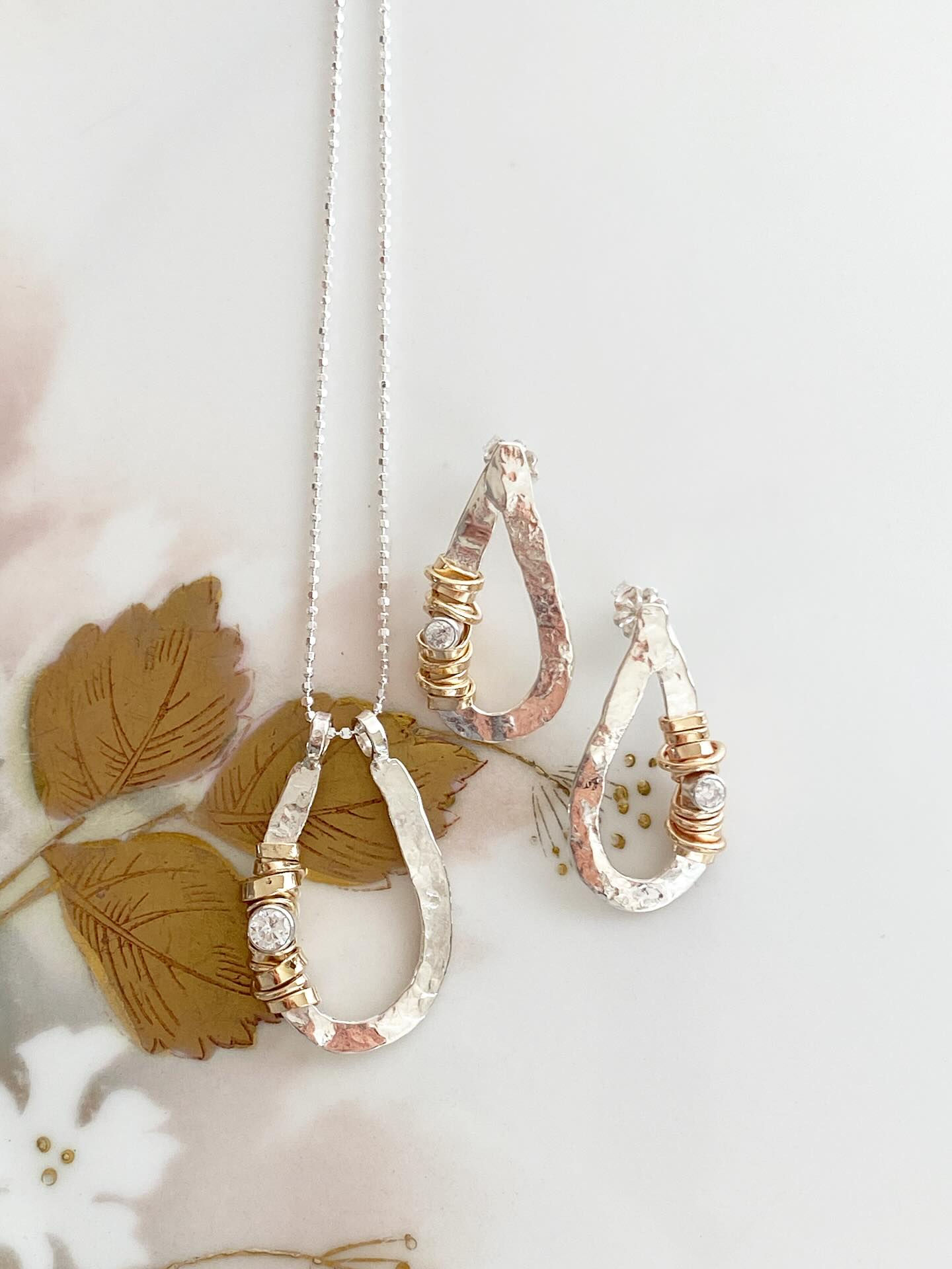 Sparkle Curve Necklace