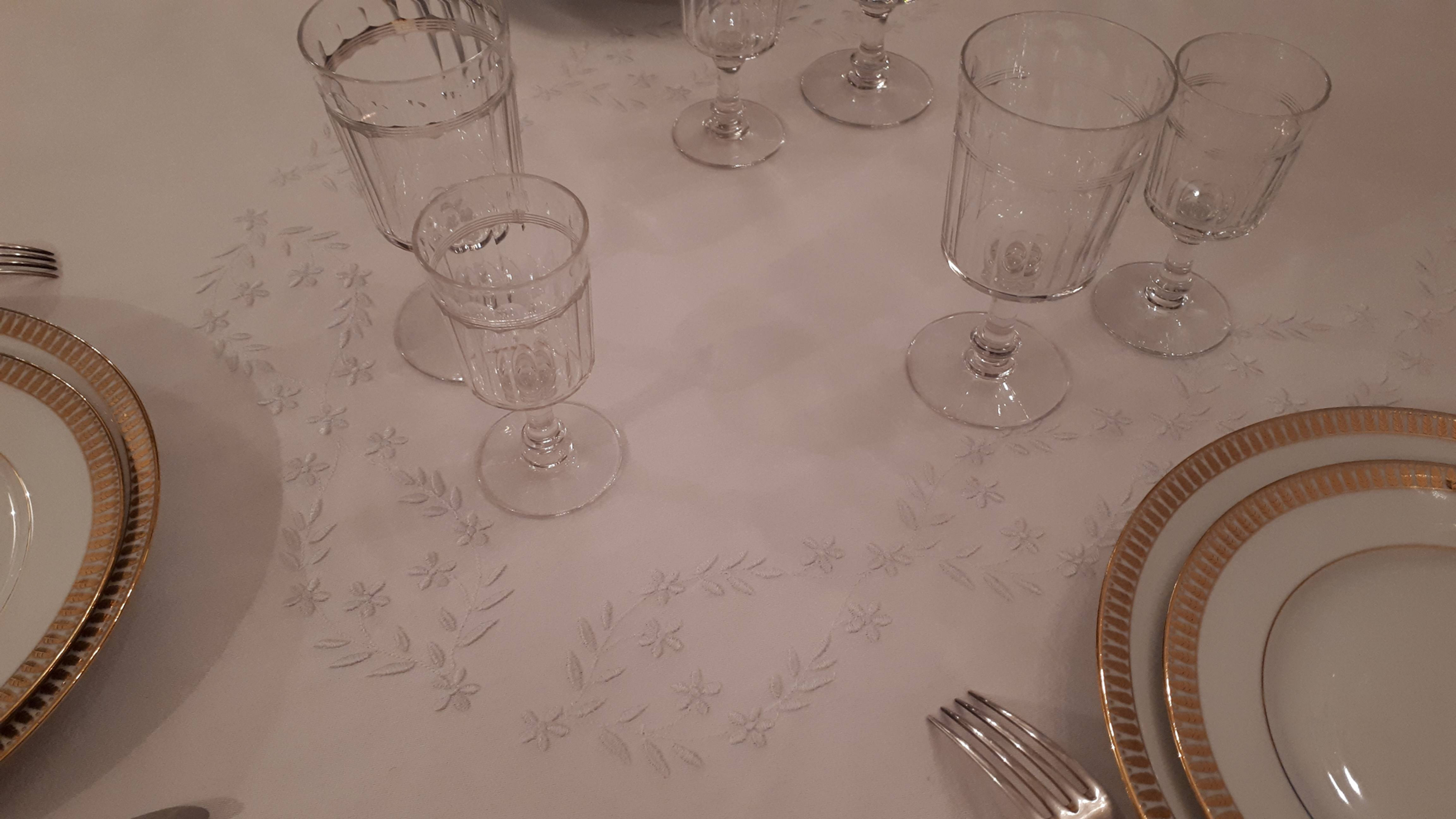 Nappe blanche brodée - 10/12 couverts