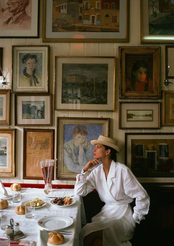 Chic girl sitting in a cafe