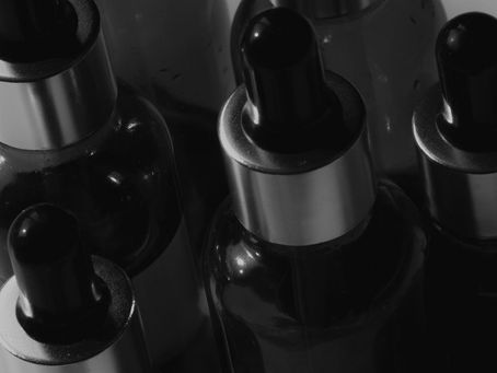 Arhitektura obmane: Zašto nas najdraži skin-care proizvodi istovremeno uljepšavaju i truju?