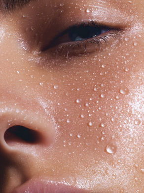 Mudrost u njezi kože ne leži u gomilanju proizvoda, već u strateškom odabiru molekula koje oponašaju prirodni sastav naše kože. Kada koži damo ono što ona prepoznaje kao svoje – poput ceramida – ona prestaje biti reaktivna i postaje   otporna.