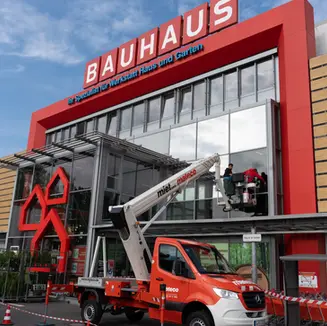 Sonnenschutzfolie Montage aus einem Steiger raus an moderner Glasfassade eines Baumarktes 3m Silver 15 Exterior