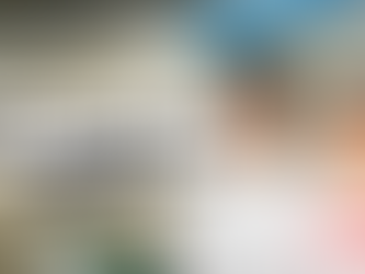 Eine Frau und ein Mann die einen Firmenumzug ankündigen