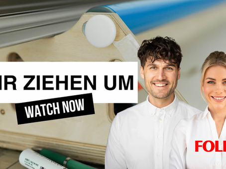 Eine Frau und ein Mann die einen Firmenumzug ankündigen