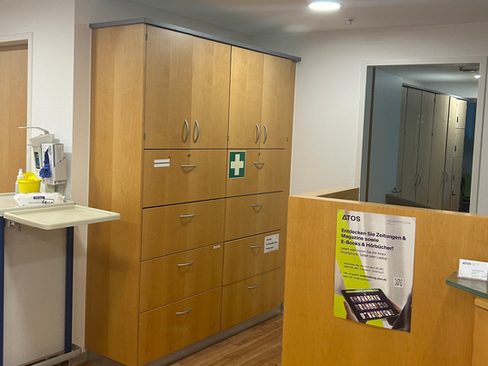 Möbelfolie Vorher Praxis Klinik Tresen