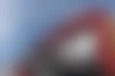 Sonnenschutzfolie Montage aus einem Steiger raus an moderner Glasfassade eines Baumarktes