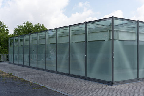 Sichtschutzfolie Milchglas an Fensterscheibe