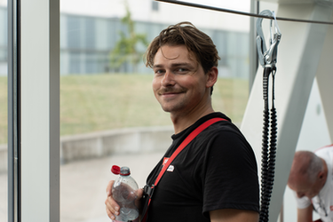 Folierer beim Folieren mit Kletterausrüstung