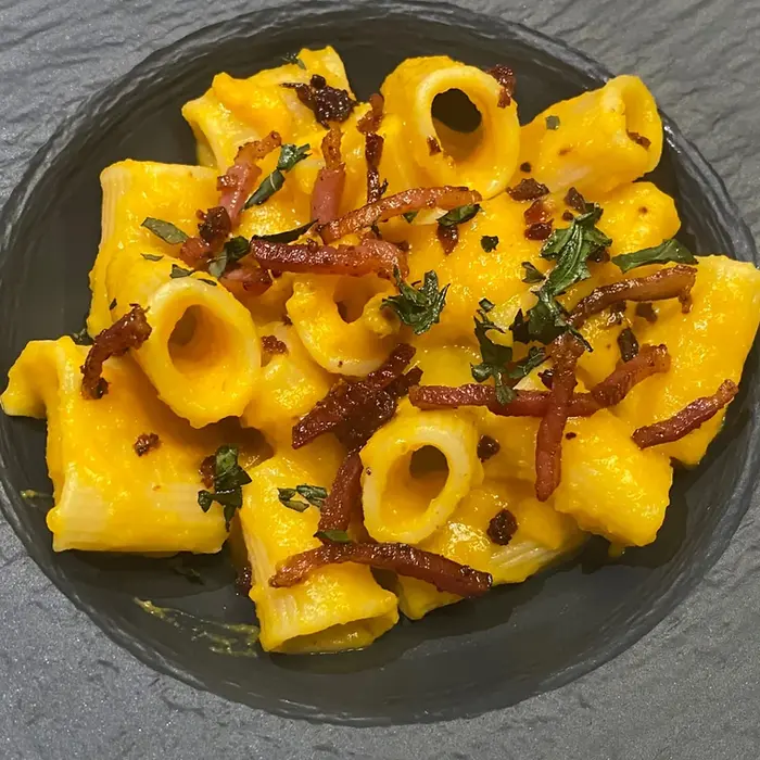 PASTA CON CREMA DI ZUCCA, SPECK E CHIPS DI CAVOLO NERO