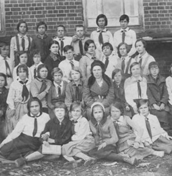 Члены пионерских отрядов.