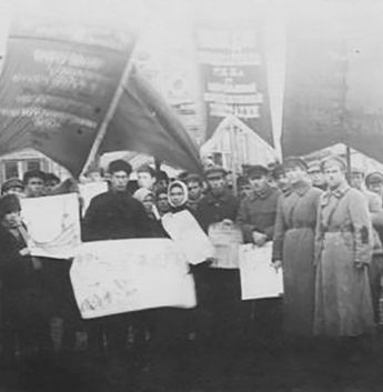 Участники торжественной демонстрации