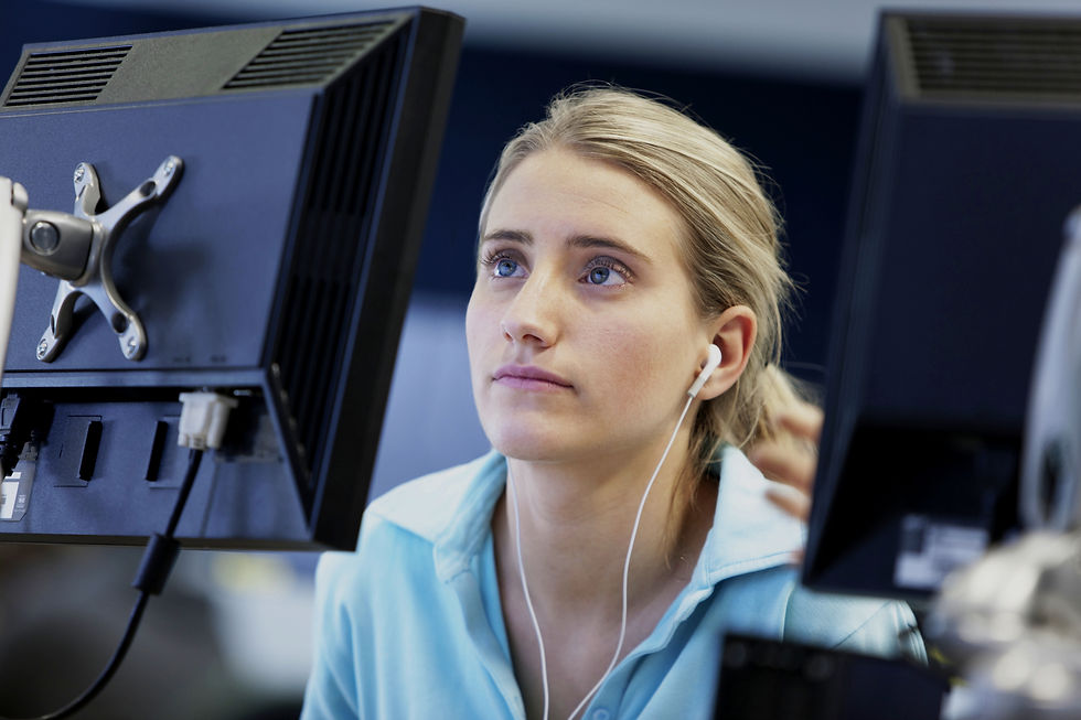 Woman-looking-at-a-computer-screen