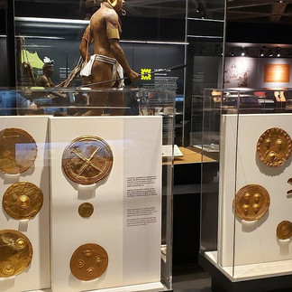 Piezas de oro precolombino en exhibición.