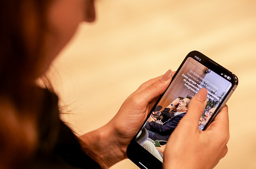 Juliana Miotto fazendo cobertura em tempo real de evento corporativo com smartphone
