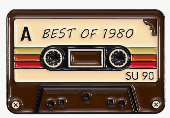 Best of 1980 Cassette Enamel Pin 2x3cm – Retro 80s Mixtape Music Accessory