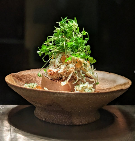 Aemono de tourteau & œuf de truite de Pyrénées,Micro pousse Céleri Crédit photo : restaurant Yuri.m