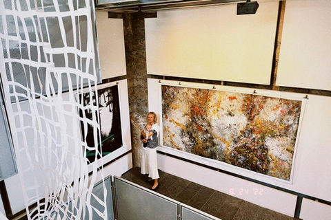 coni mit ihrem enkel an einer ausstellung von sgbk