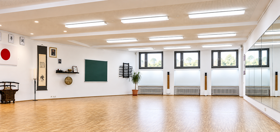 Leerer Kampfsport-Dojo mit Holzboden, Spiegelwand, Waffenständern und japanischen Schriftrollen; helles, ruhiges Ambiente.
