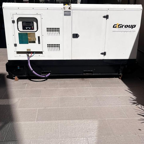 Generador Pramac instalado en interior con conexión eléctrica fija, equipo GGroup para respaldo energético en instalación técnica